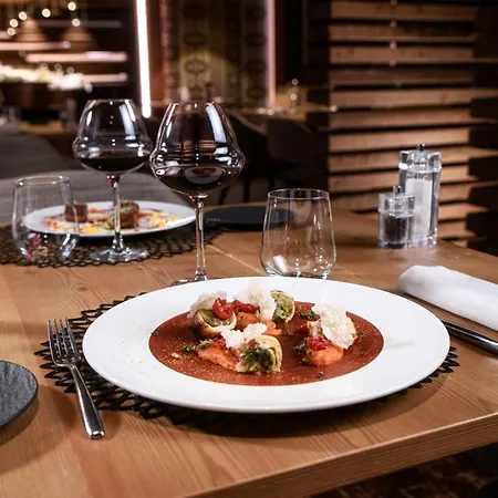 Le Massif Hotel & Lodge Courmayeur - The Leading Hotels Of The World-3